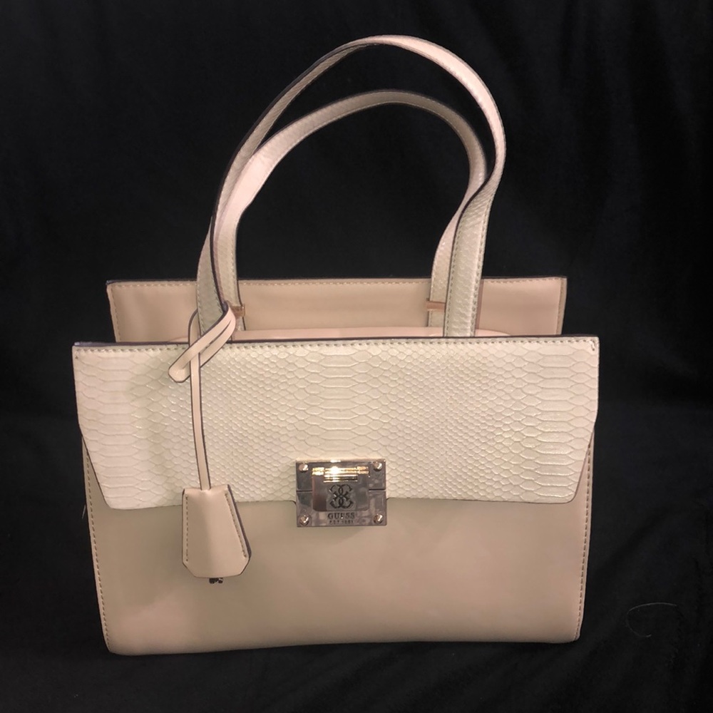 A guess purse